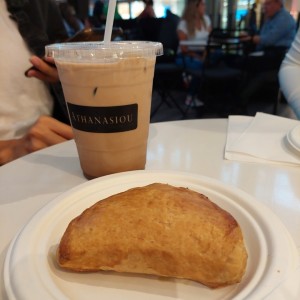 iced coffee de caramelo con empanada de queso feta y espinca 