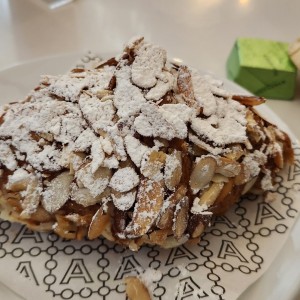 Croissant Relleno de Cremas y Almendra Fileteada