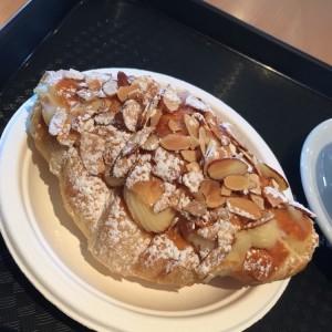 Croissant relleno de Crema Pastelera y Almendras