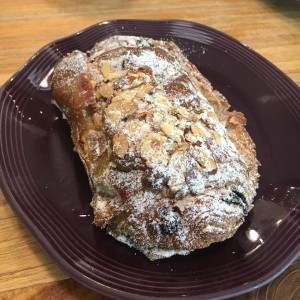 Croissant chocolate y almendras