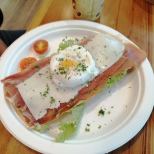 Jamon serrano con tostada y huevo