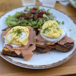 Toast de salmon ahumado con benedicts