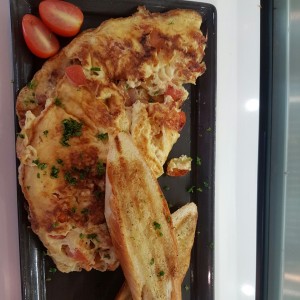 Omellete de tocineta con tomate