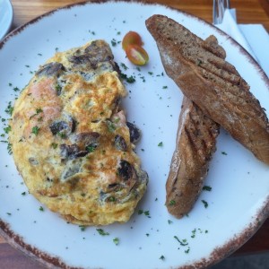 ommelette de salmon, portobelos y queso manchego