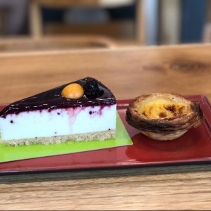 Frutos del Bosque Cheesecake y Pastelito de Nata