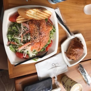 ensalada de salmon y pain du chocolade