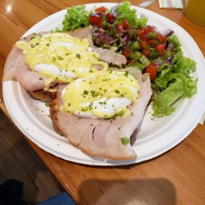 Huevos benedictinos con pechuga de pavo