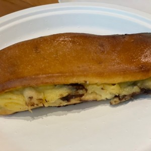 Pan relleno de chocolate y crema 