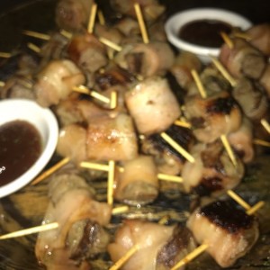 Pinchos de lomo con bacon 