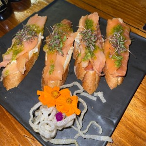 crostini de salmon y queso crema