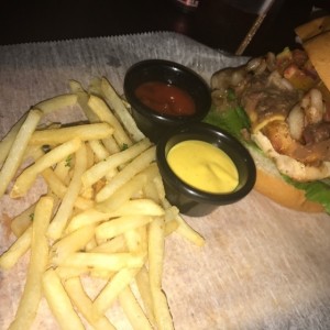 Chilli Hamburguesa con papas fritas. 14.95