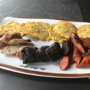 Chorizo, molleja y morcilla con patacones