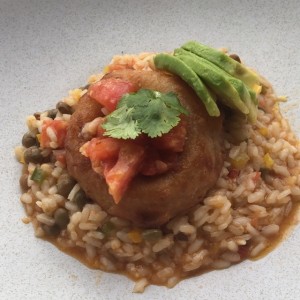 arroz meloso o risotto con anillo de cebolla guandu y aguacate