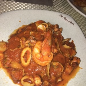 Corvina a la pescatore en salsa roja