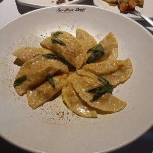 Medialunas rellenas de zapallo en mantequilla y salvia