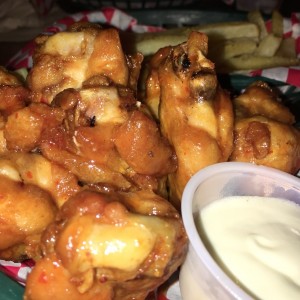 10 Wings o Boneless ( Elija 1 salsa + 1 dip )