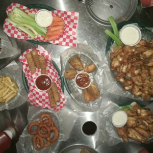 50 Wings o Boneless ( Elija 5 salsas + 5 dips )