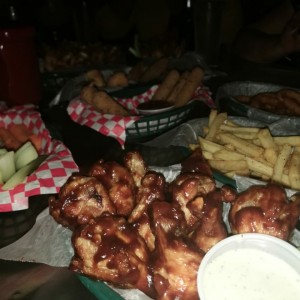 50 Wings o Boneless ( Elija 5 salsas + 5 dips )