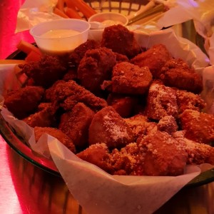 30 Wings o Boneless ( Elija 3 salsas + 3 dips )