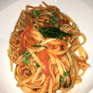 Pasta con tomates frescos