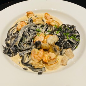 Pasta con Camarones e Fungui