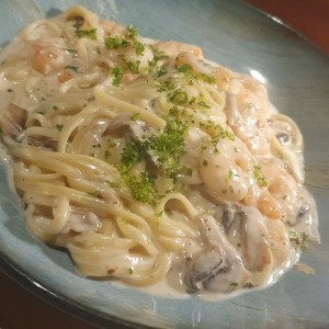 Pasta de camarones y hongos en salsa blanca 