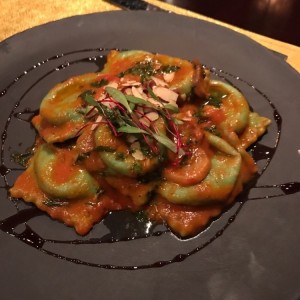 Ravioli de ricotta, mozzarella y espinaca