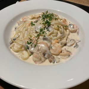 Pasta con camarones e funghi