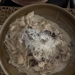 Pasta a la crema con trozos de pollo