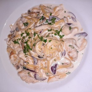 Pasta a la crema con trozos de pollos