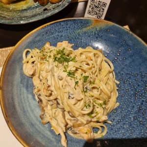 Linguine con pollo y hongos salsa alfredo