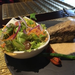 filete de res con ensalada