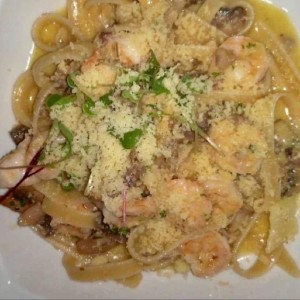 Spaghetti con Camarones y Funghi al Olio