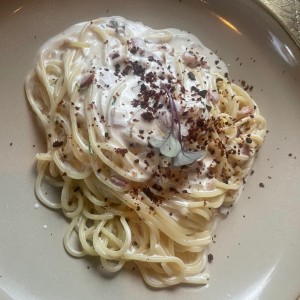 PASTA ALLA CARBONARA (Pasta hecha en Casa, Salteado con Salsa Cremosa de Vino Blanco, Panna Ligera y Pancetta)