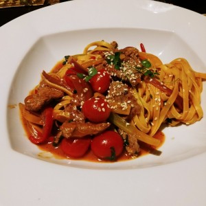 fetuccini con filete de res