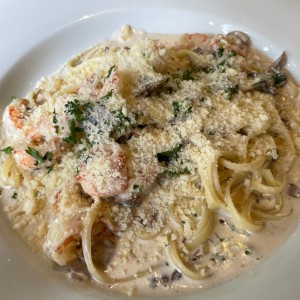 Linguini con Camarones y Hongos en Crema