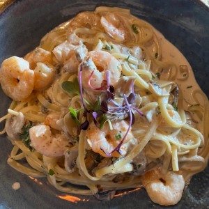 Pasta con camarones y hongos 