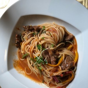 spaghetti con trozos de filete