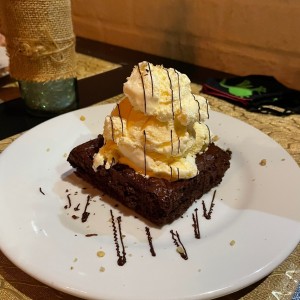 Brownie  con helado 