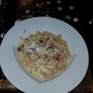 Pasta en Crema con trozos de pollo.