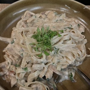 Pasta A La Crema Con Trozos De Pollo