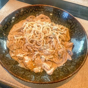 Pasta a la crema con trozos de pollo