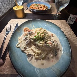 Pasta con Camarones e Funghi