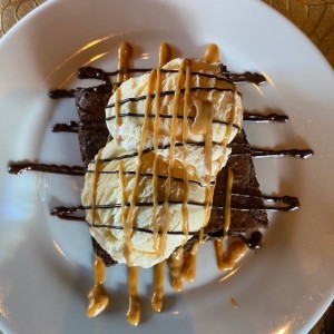 Brownie con helado 