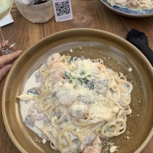 Pasta con camarones funghi