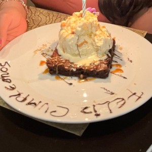 Brownie con helado 