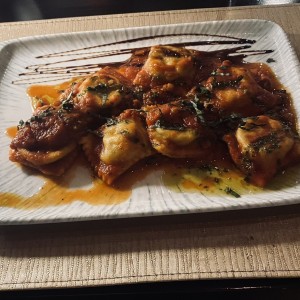 Raviolis De Carne En Salsa Amatriciana