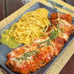 milanesa parmigiana con pasta al oleo