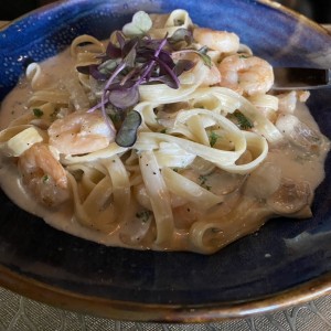 Pasta de camarones e funghi 