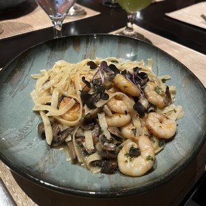 Pasta con Camarones e Funghi